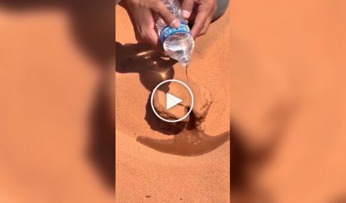 Man shows how canyons are formed in the sand
