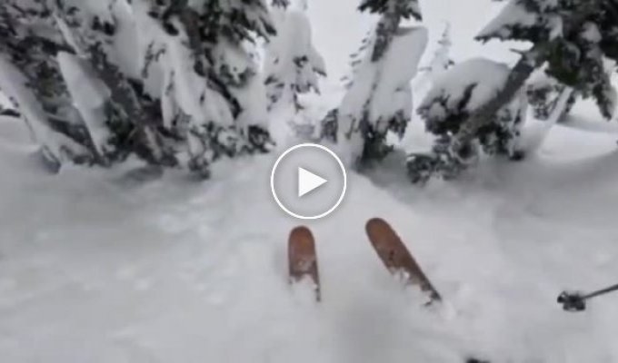 Лыжник спас сноубордиста, попавшего в снежный колодец
