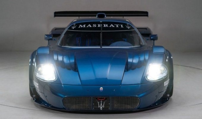 Super-rare Maserati MC12 Versione Corse racing car is up for sale, but its first owner never drove it (17 photos + 1 video)
