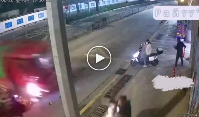 A truck without brakes rams a store in China: video