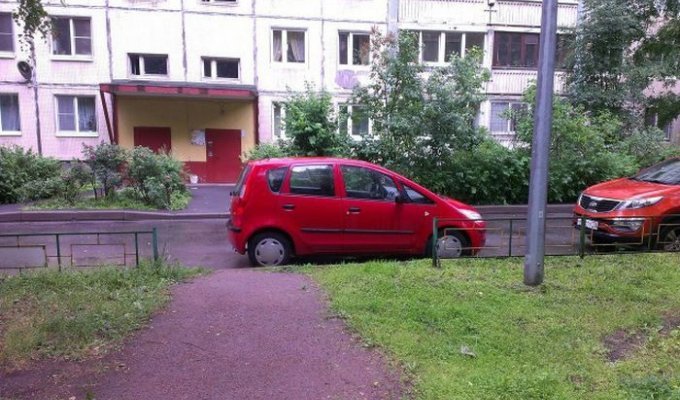 Две пули в лобовом стекле стали расплатой за неправильную парковку (3 фото)