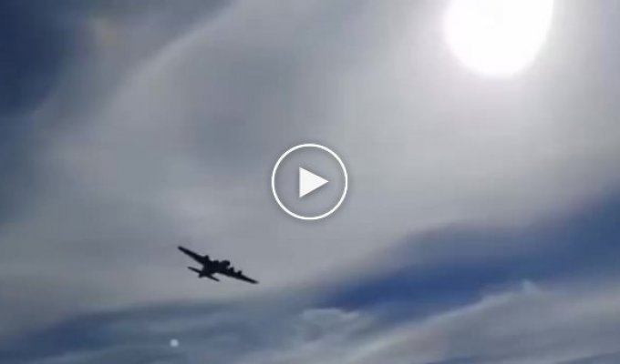 На авиашоу в США истребитель протаранил бомбардировщик