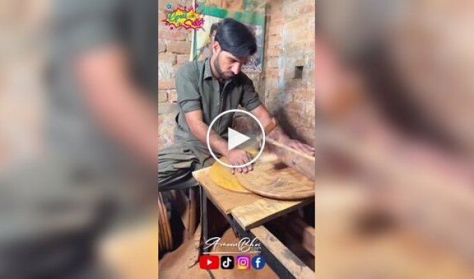 Мастер из Пакистана вручную изготовил необычный складной столик для фруктов