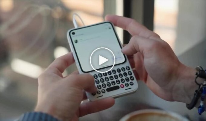 Clicks випустила свій "анти-смартфон"