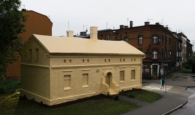 Историческое здание полностью оклеили снаружи золотыми обоями (14 фото)