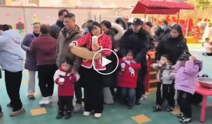 The children were expecting puffed rice, but received an unexpected "boom"