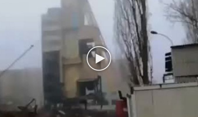 Разрушенная шахта в Луганске