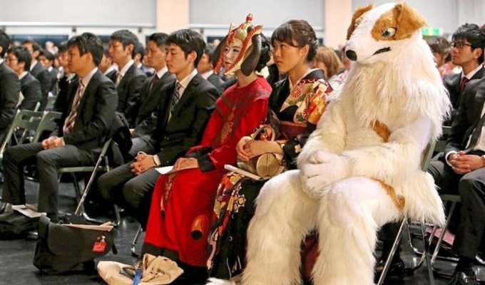 Студенти японського університету приходять на випускний у незвичайних костюмах (15 фото)