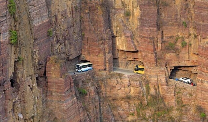 Golyan Tunnel: a man-made path in the rock to a hidden village (4 photos)