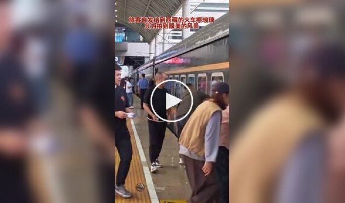 Зачем пассажиры китайского поезда моют окна в вагонах перед поездкой