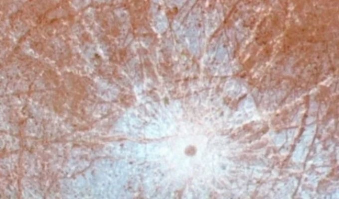 Полюбуйтесь на восстановленные снимки юпитерианской Европы из архива NASA (10 фото)