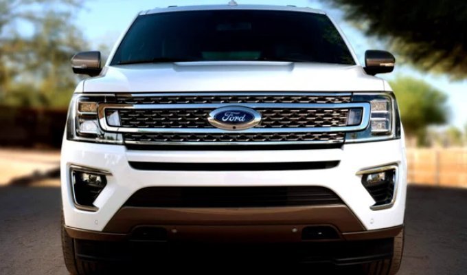 Ford рекомендует тысячам владельцев оставлять автомобиль позади из-за пожаров в популярных внедорожниках (3 фото)