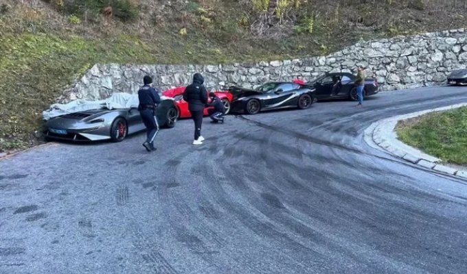 Accidents from supercars on 7 million dollars (1 photo)