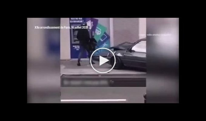 Грабители из Франции попытались ограбить банк, пробив его стену машиной