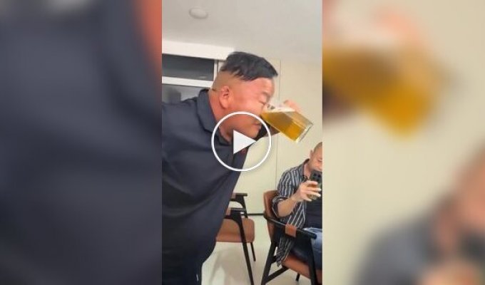 Мужчина выпил пиво через нос