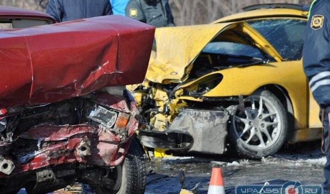 Участковый за рулем Porsche протаранил ВАЗ 2105 (10 фото)