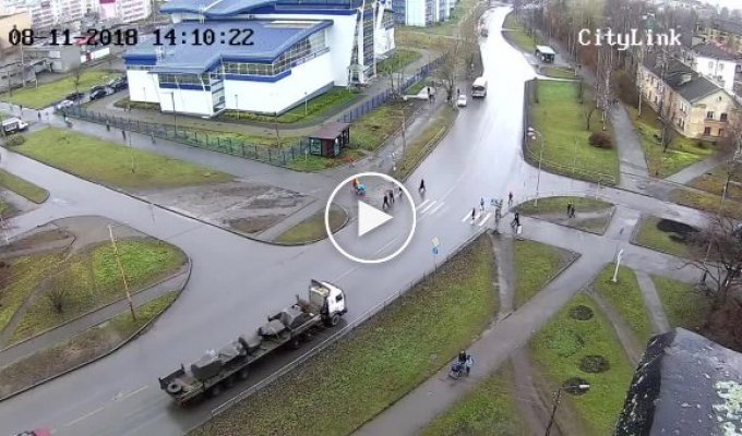 В Петрозаводске груженный камнем грузовик врезался в толпу пешеходов