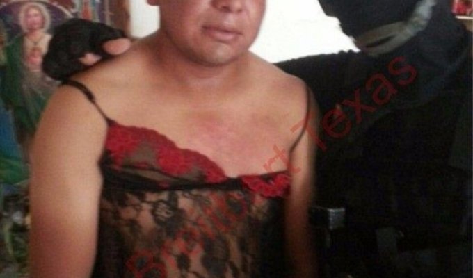 Мексиканский спецназовец переодевает наркоторговцев в женские платья (3 фото)
