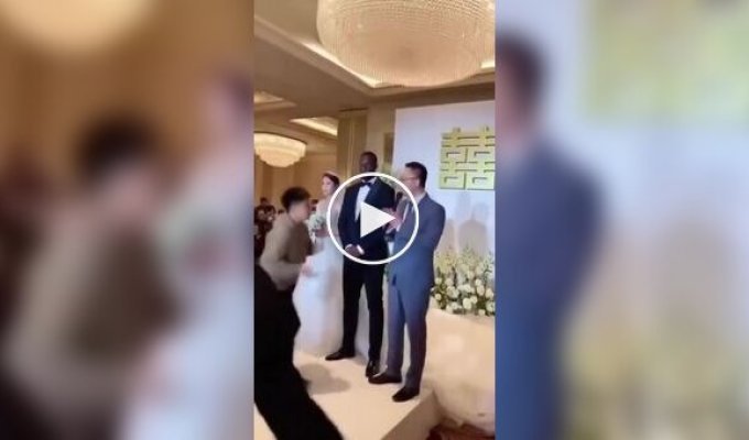 Во время свадьбы в Китае младший брат невесты облил жениха красной краской в знак протеста