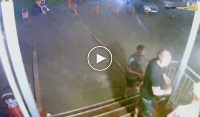 В Красноярске неадекватный мужчина напал на парней из-за их не такой внешности