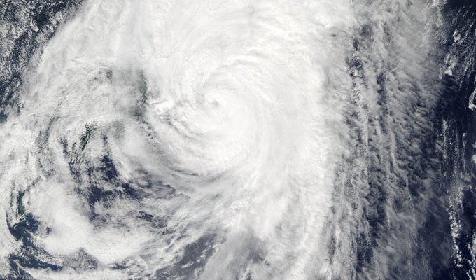 Тайфун Роке обрушился на Японию (8 фото)