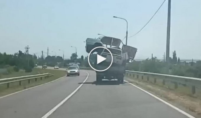 Необычный способ перевозки кузовов