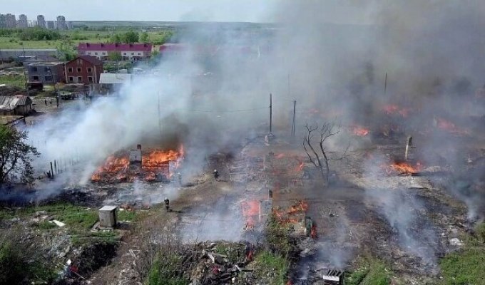 «Выжгло цыганский поселок»: репортаж с места крупного пожара (5 фото + 2 видео)