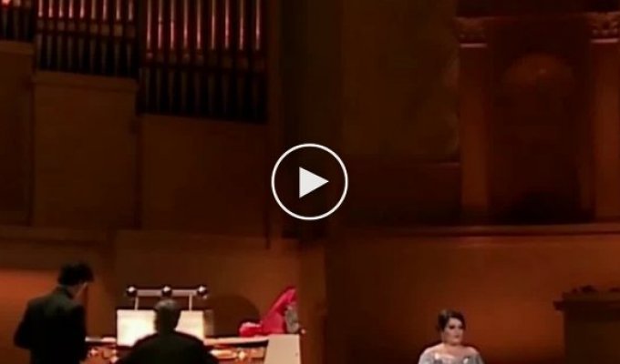 Funny reaction of an opera singer to a call in the auditorium
