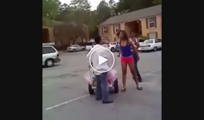 Темнокожие девушки избивают продавца мороженого