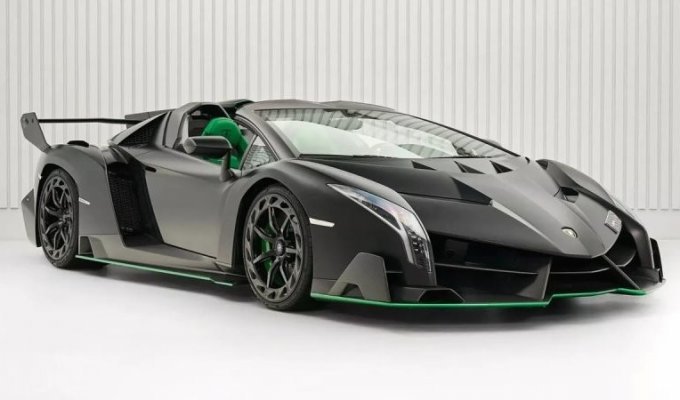 Второй из девяти родстеров Lamborghini Veneno продают "всего" за 9,5 миллионов долларов (17 фото)