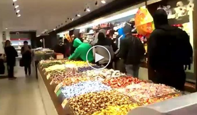 Молодые люди в масках ограбили на конфеты магазин Рошен