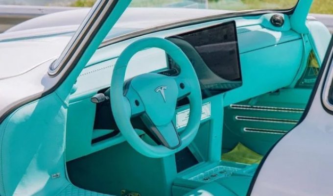 Tesla перелицьована в кузов легендарного Mercedes-Benz 300SL (4 фото)