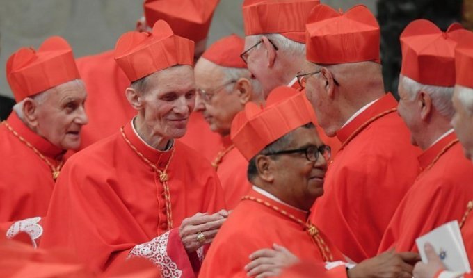 В Ватикане разгорается очередной гей-скандал (3 фото)