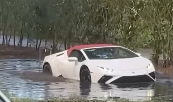 Непогода заставила: суперкар Lamborghini форсировал водную преграду (2 фото + 1 видео)