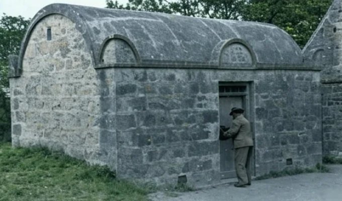 The Strange Story of the World’s Smallest Operating Prison (8 photos)