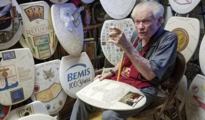 96-летний сантехник продает коллекцию крышек на унитаз (11 фото)