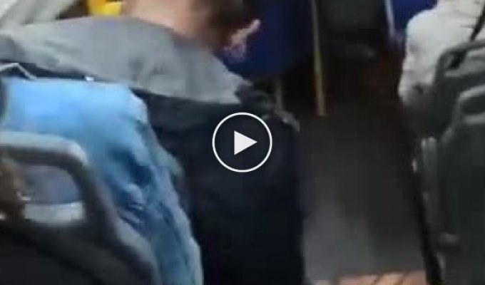 Во Владивостоке пьяный парень в автобусе искал себе приключений и быстро за это поплатился (мат)