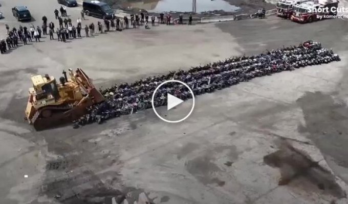 У Нью-Йорку поліція показово розчавила сотні незаконних мопедів
