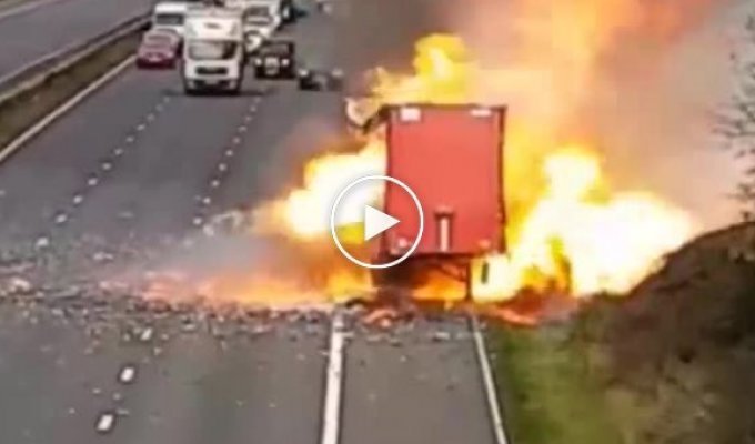 Пожар грузовика с аэрозолями на трассе в Великобритании
