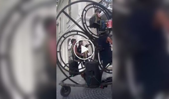 Музыканты в гигантском велоколесе