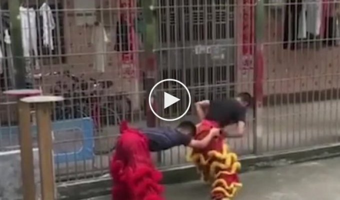 Впечитляющий традиционный китайский танец льва