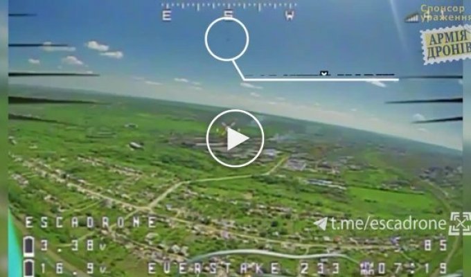 Ukrainian FPV kamikaze drone strikes Russian DJI Mavic drone