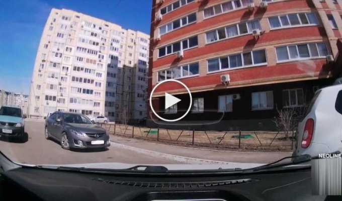 Автомобилистка из Оренбурга поставила машину поперек дороги и отказалась отъезжать (мат)