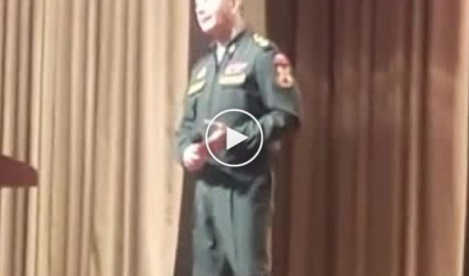 Генерал Виктор Золотов исполнил песню, удивив целый актовый зал