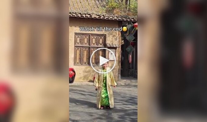 Актриса парка «Великая династия Сун» в Кайфэне стала популярной из-за необычного танца