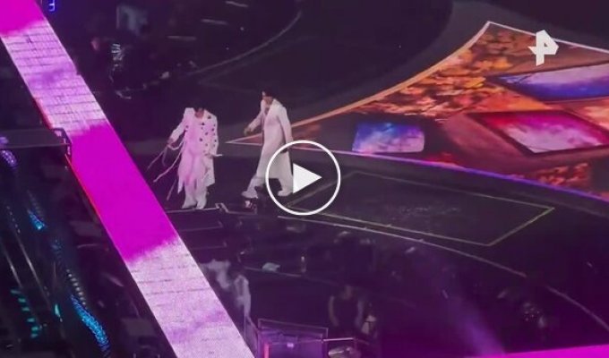 Музикант впав зі сцени під час концерту