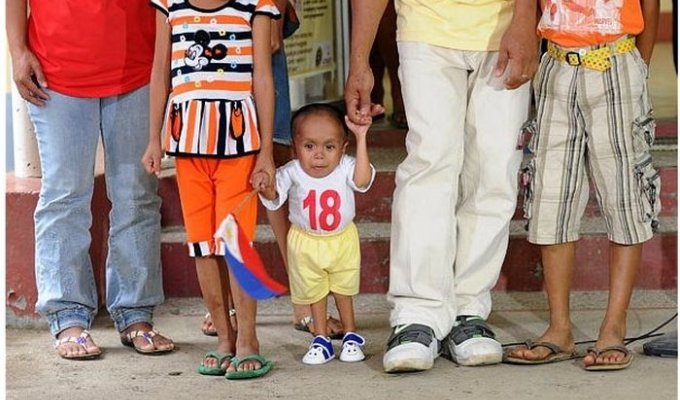 Самый низкий человек в мире Джунри Балауинг (12 фото)