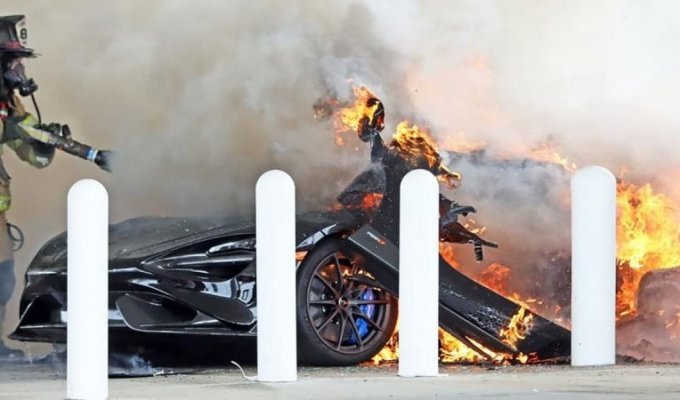 Новенький McLaren сгорел дотла на заправке сразу после того, как владелец купил его (9 фото + 1 видео)