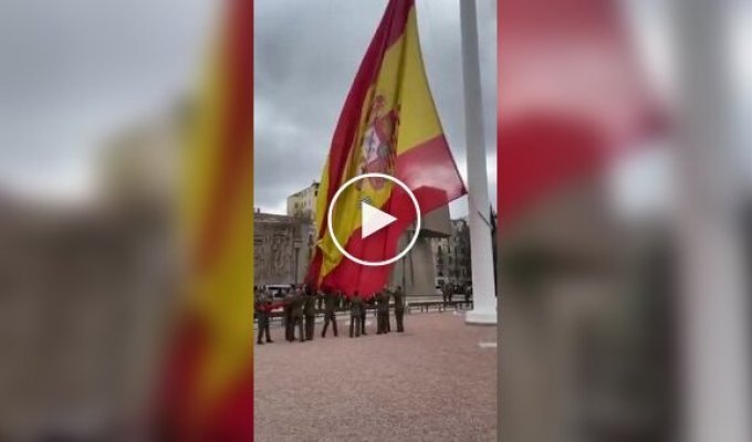 В Испании во время церемонии поднятия флага полотно порвалось и упало