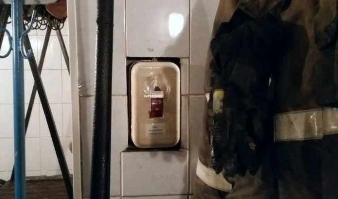 Ради экономии омским пожарным заклеили розетки (2 фото)